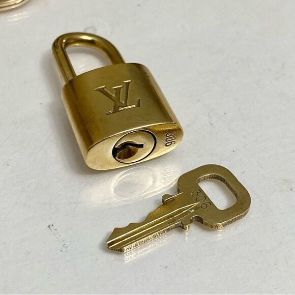 LOUIS VUITTON LOCK AND KEY 🔐 ON GOLD TONE KEYCHAIN #306 - Picture 5 of 8